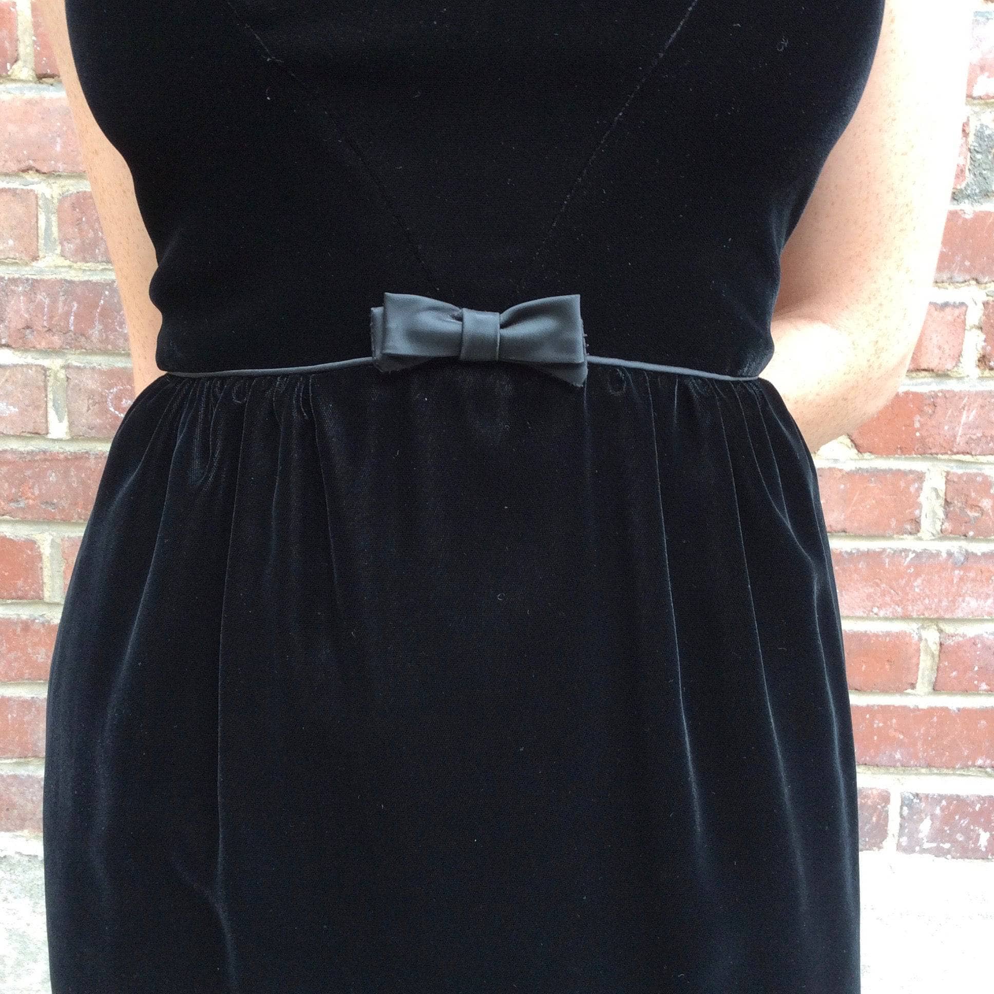 1950s-1960s Black Velvet Sleeveless Cocktail Dress S - Image 4