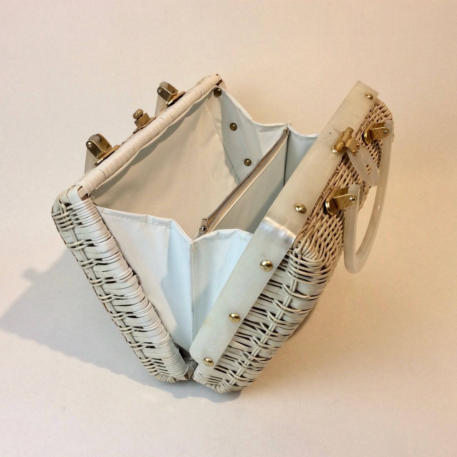 1950s-60s Seashell White Wicker Basket Purse - Image 6
