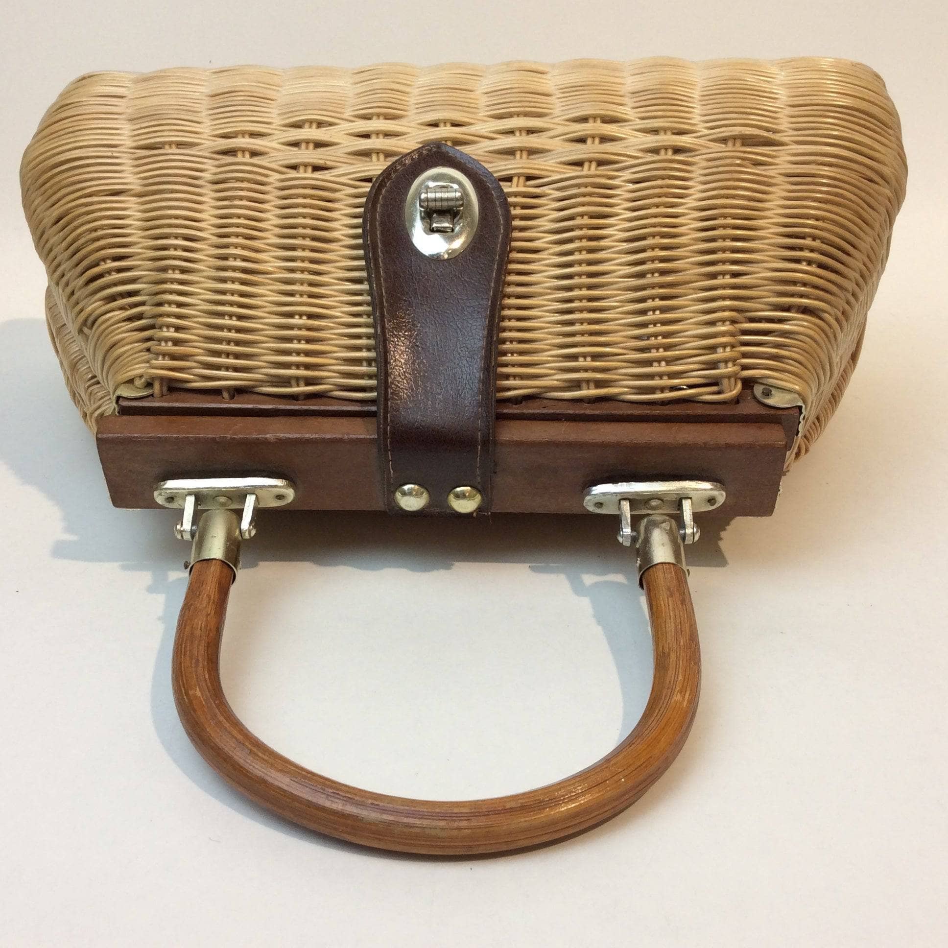 1950s-60s Wicker Handbag with Wood Frame and Handle - Image 7
