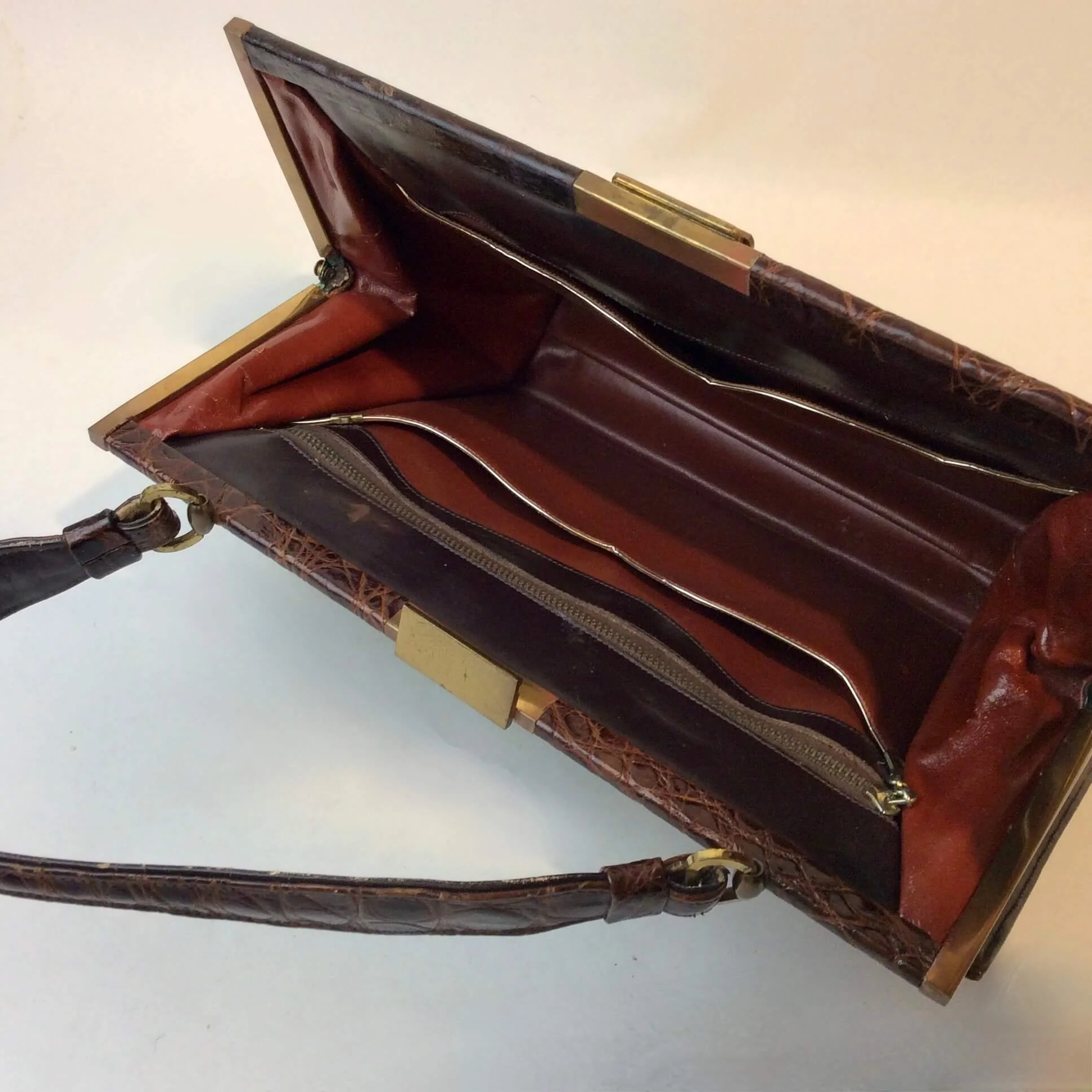 1950s Brown Alligator Leather Frame Handbag - Image 6