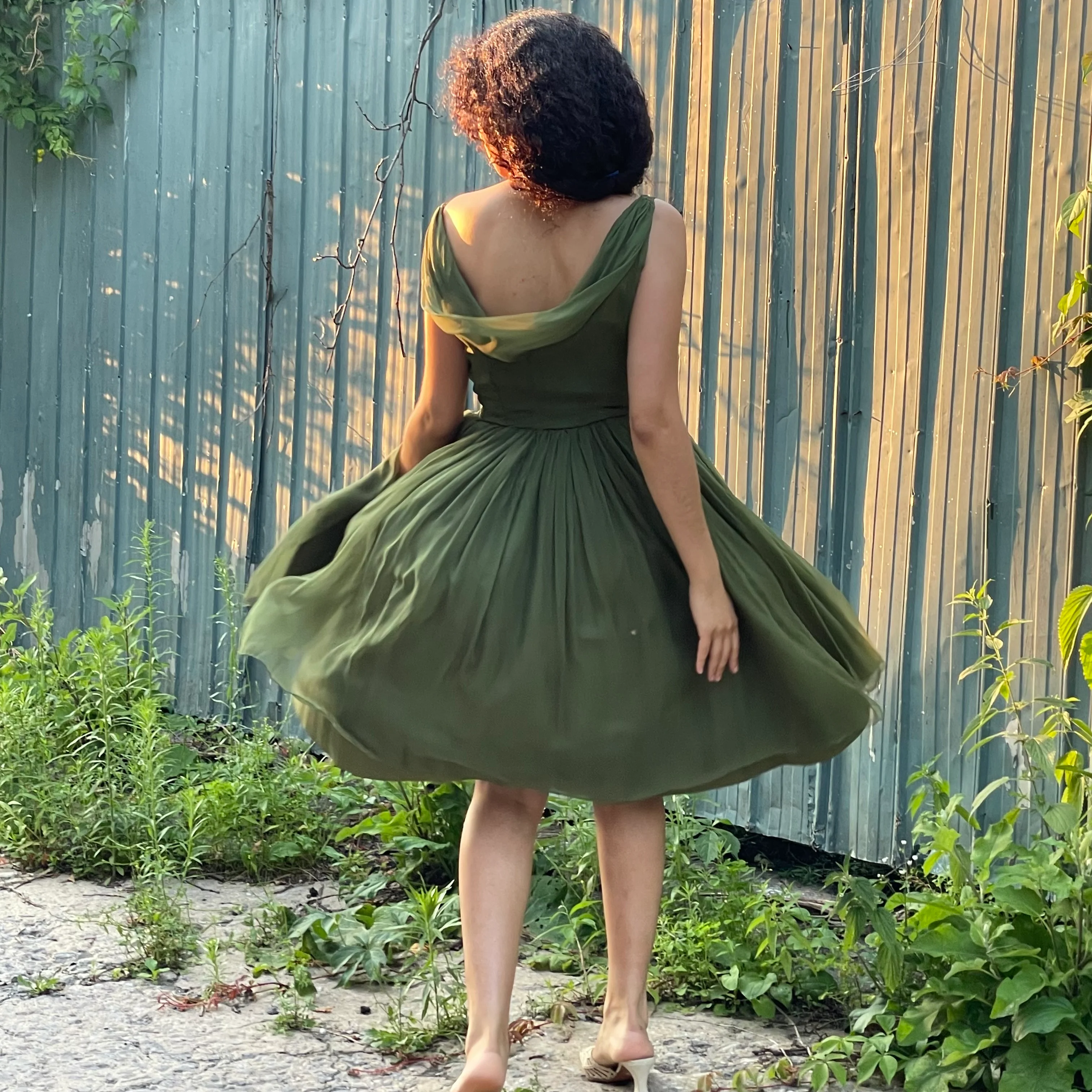 1950s Green Silk Chiffon Open-Back Cocktail Dress Small - Image 2