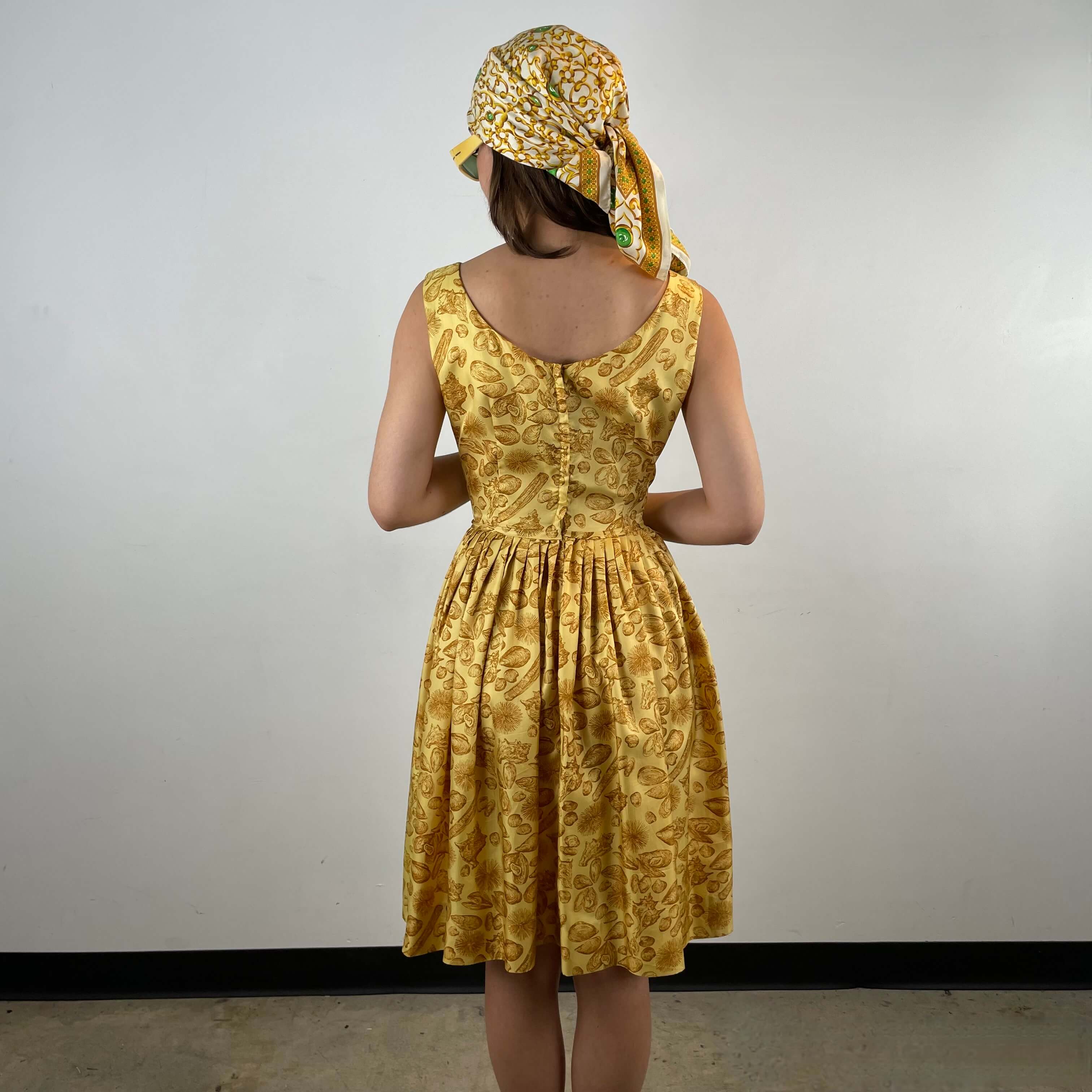 1950s Seashell Print Sleeveless Gold Dress Medium - Image 3