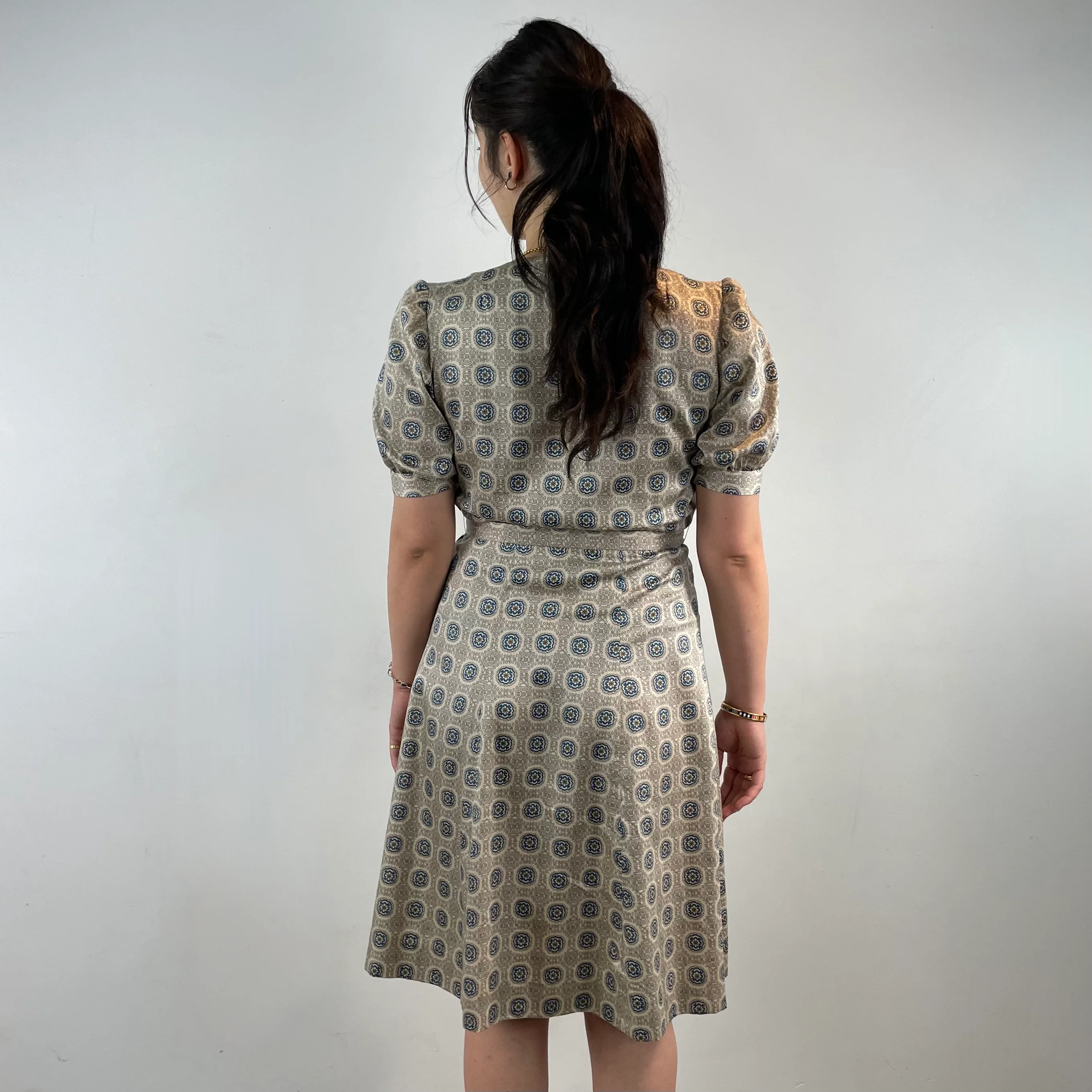 1950s Beige Cotton Wrap Dress with Geometric Print Medium - Image 2