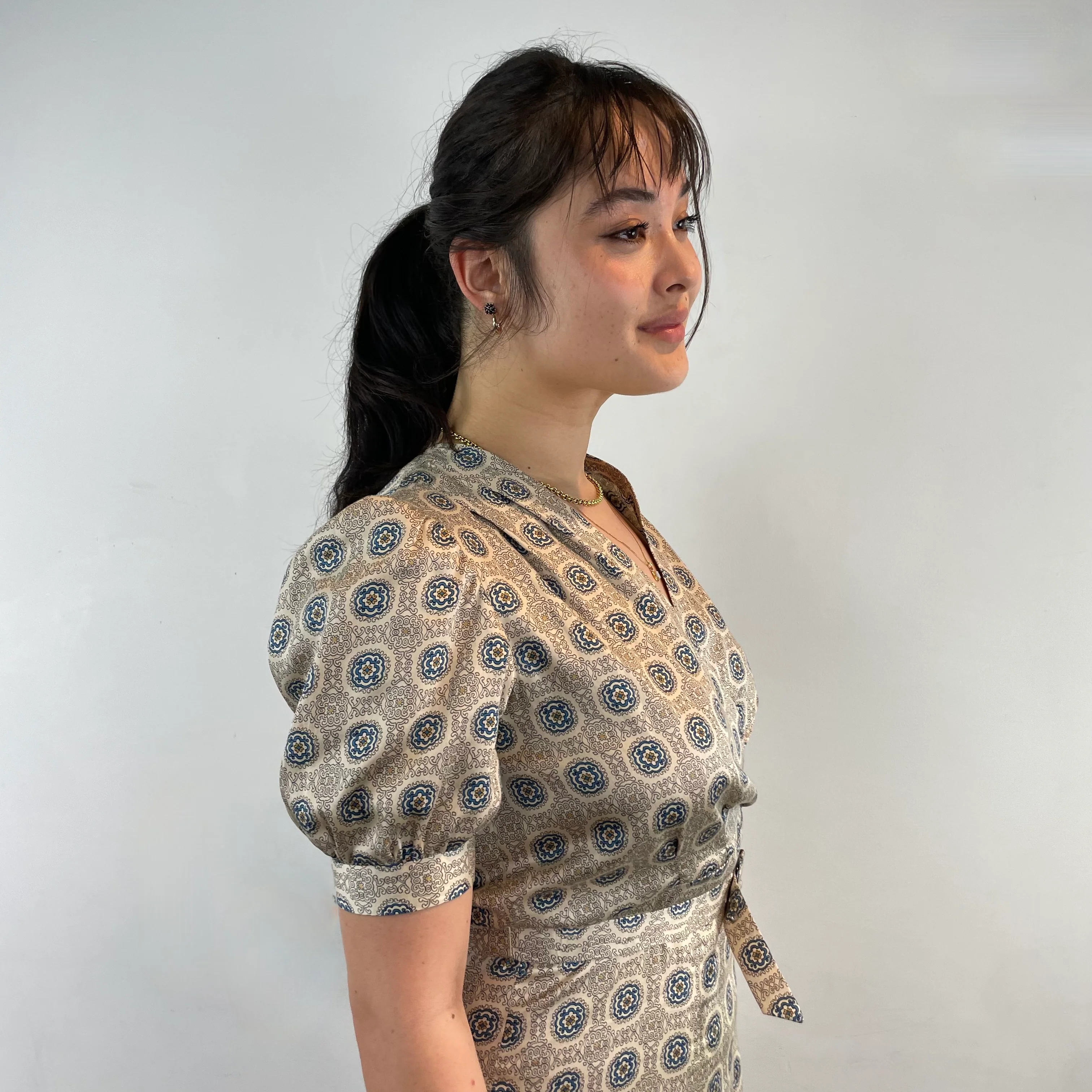 1950s Beige Cotton Wrap Dress with Geometric Print Medium - Image 4