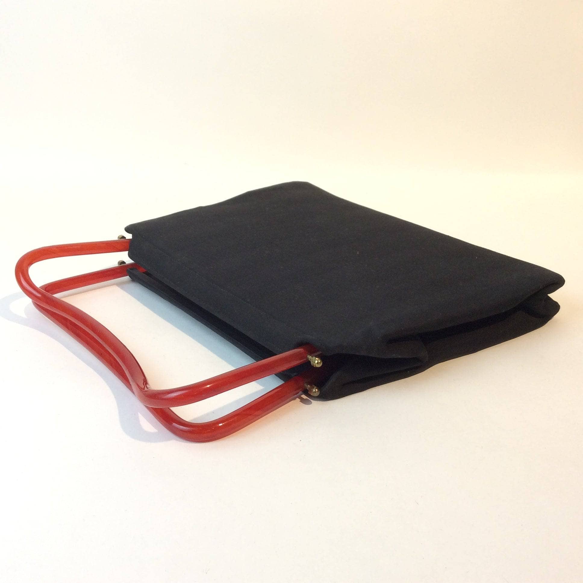 1960s Black Fabric Handbag with Orange Lucite Handles - Image 5