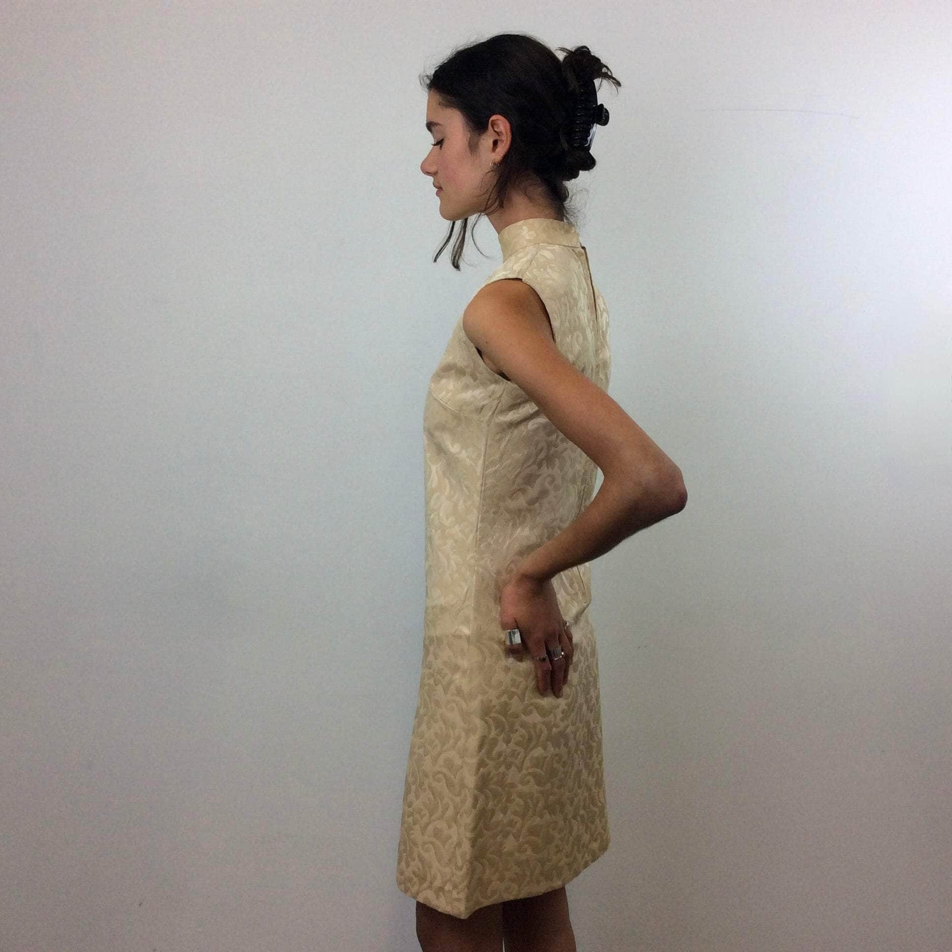 1960s Cream Colour Brocade Sleeveless Satin Shift Dress Small - Image 4