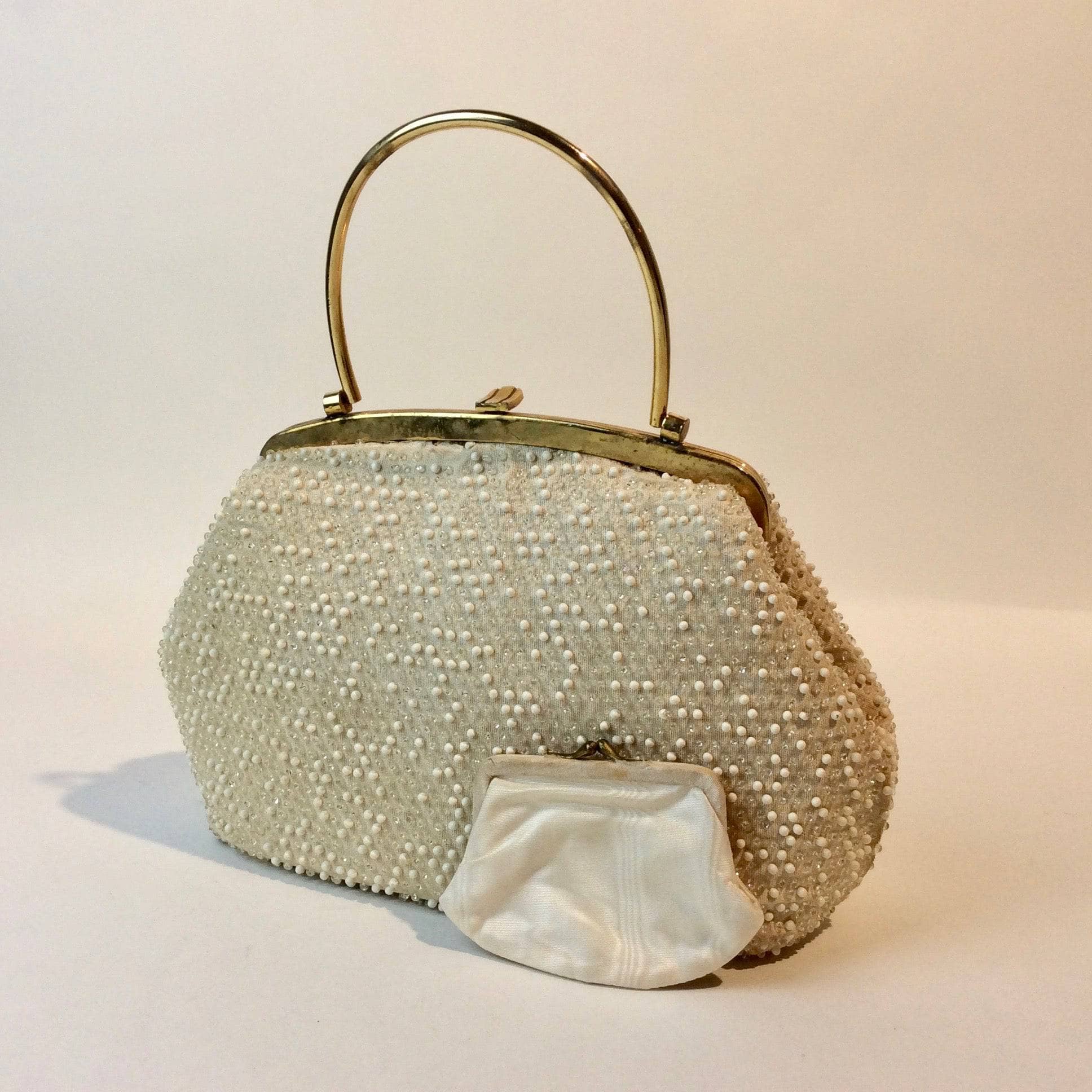 1960s Cream Grandee Beaded Handbag with Brass Handle - Image 3