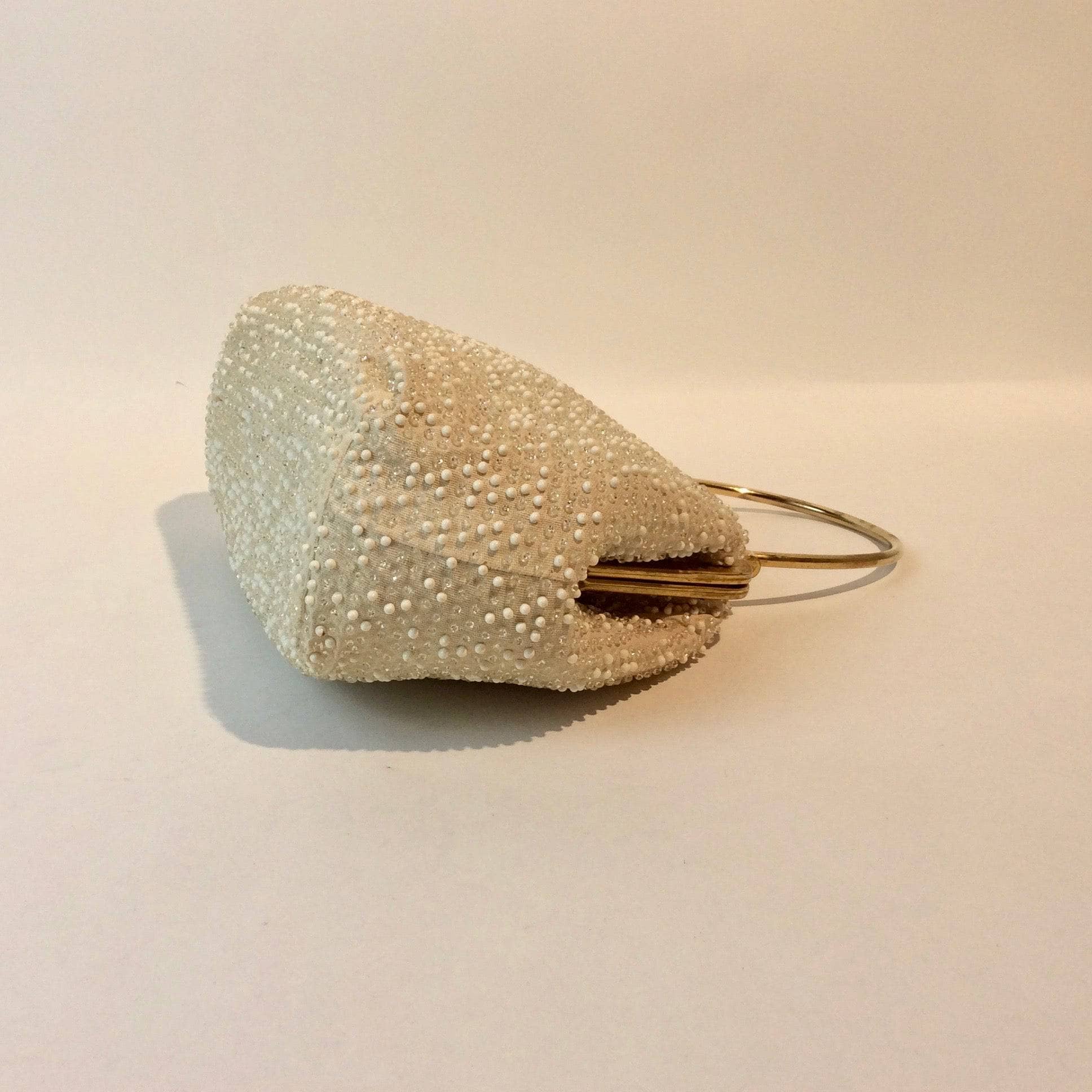 1960s Cream Grandee Beaded Handbag with Brass Handle - Image 5