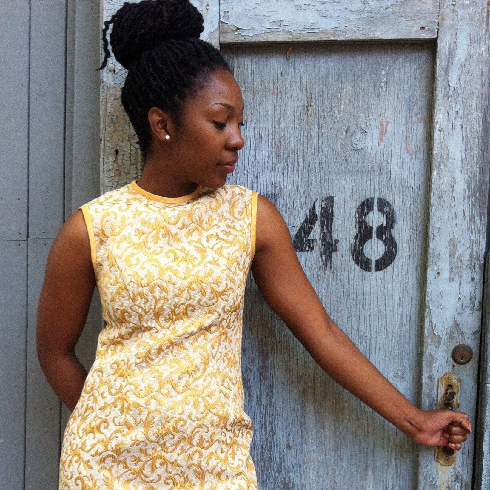 1960s Jackie O. Style Gold Brocade Sheath Dress & Coat Set Small - Image 7