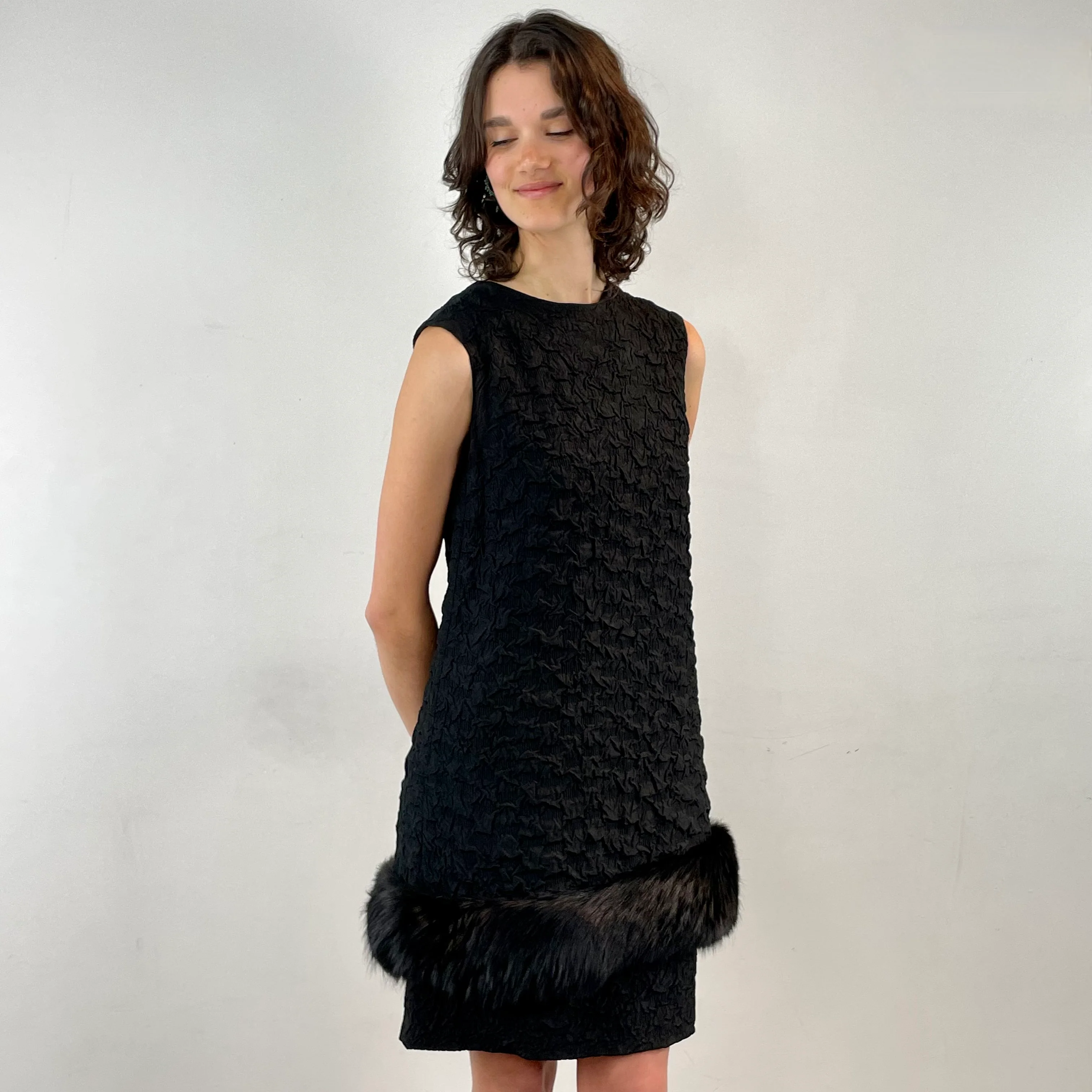 1960s Sleeveless Black Shift Dress with Fur Trim Small - Image 4