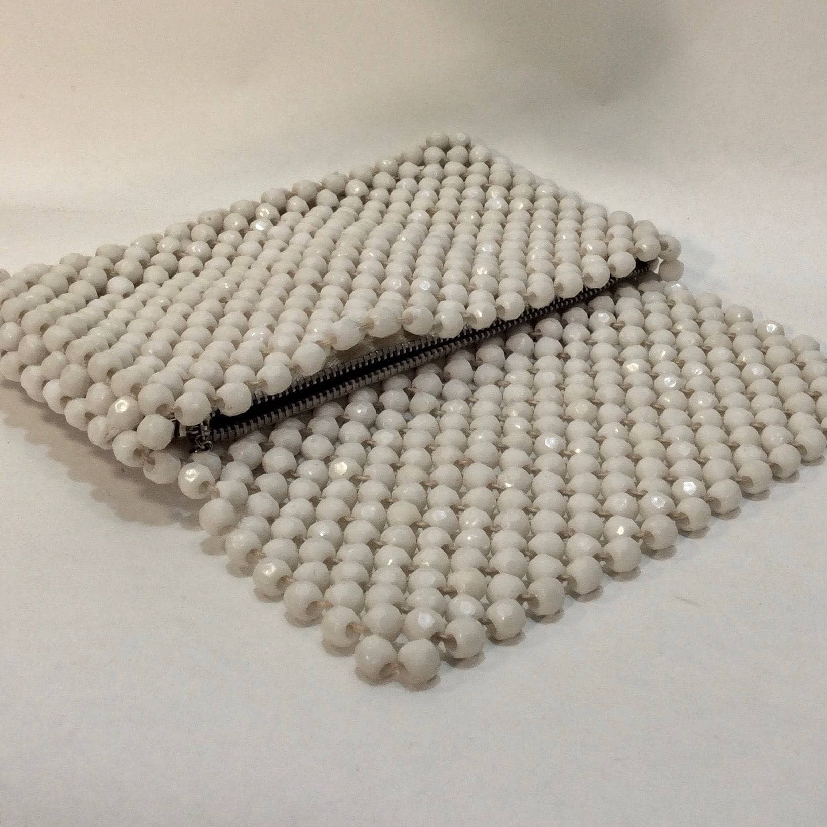 1960s White Octagonal Beaded Clutch Bag - Image 7