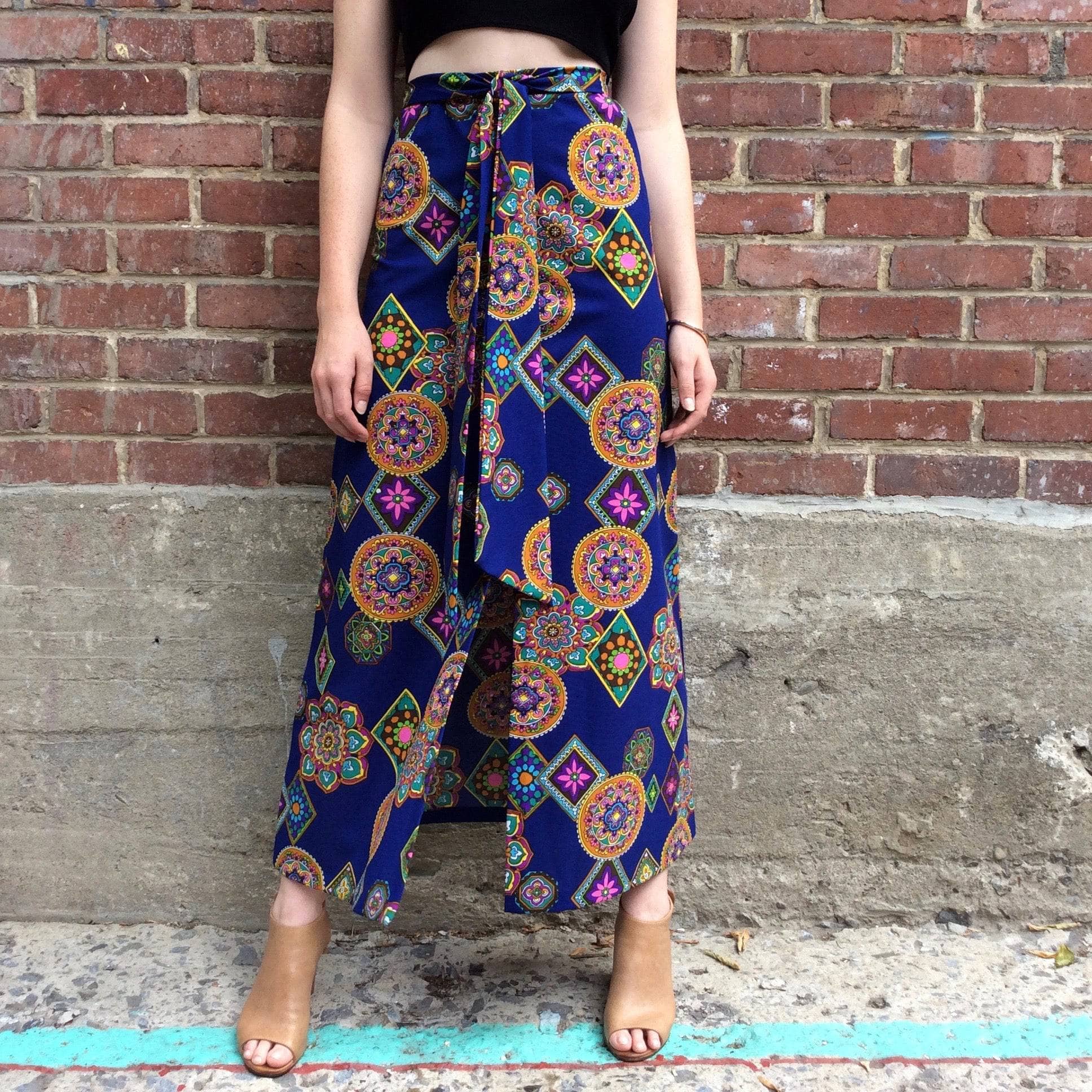 1970s A-Line Mandala Pattern Maxi Skirt Small - Image 3