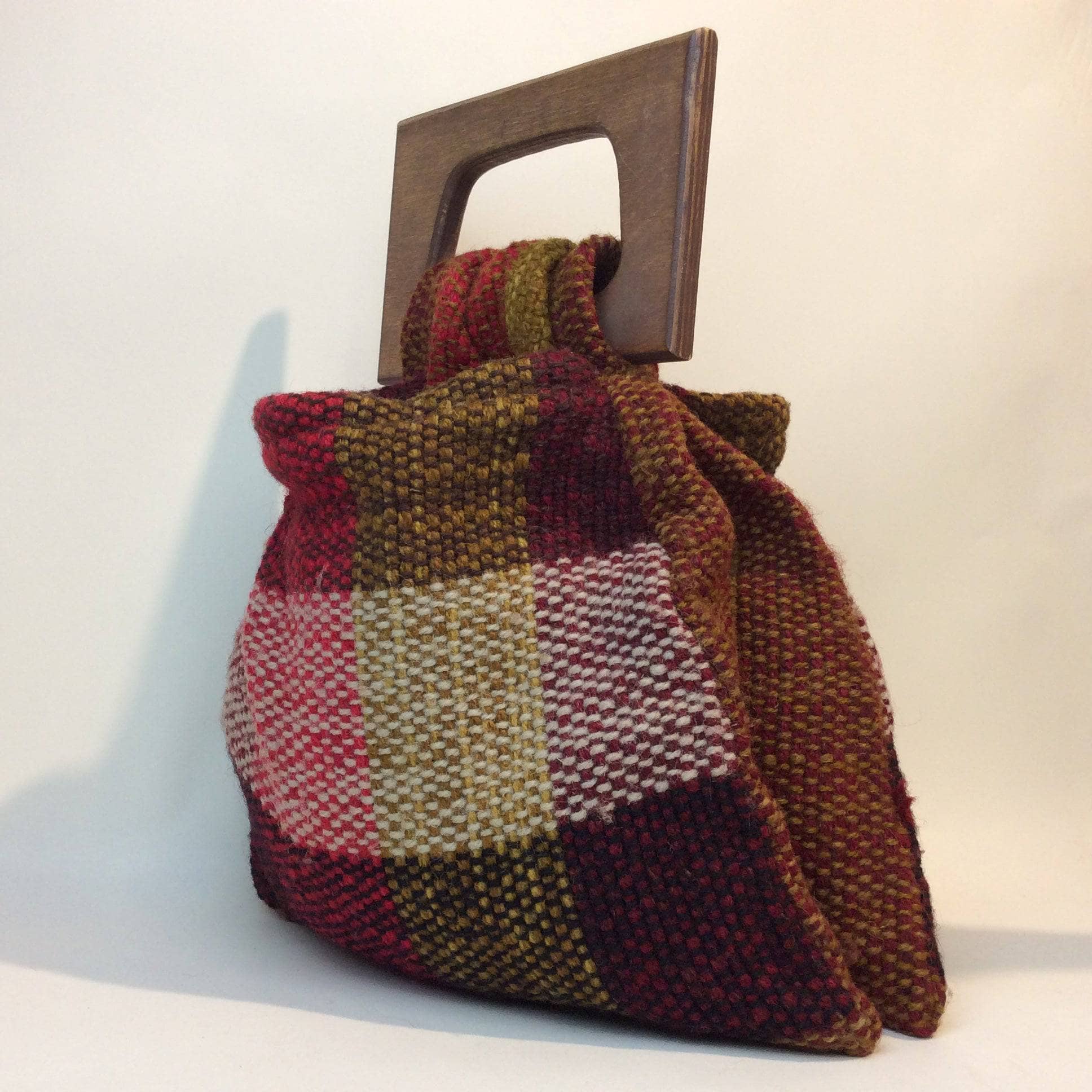 1970s Artisanal Woven Handbag with Wood Handle - Image 4