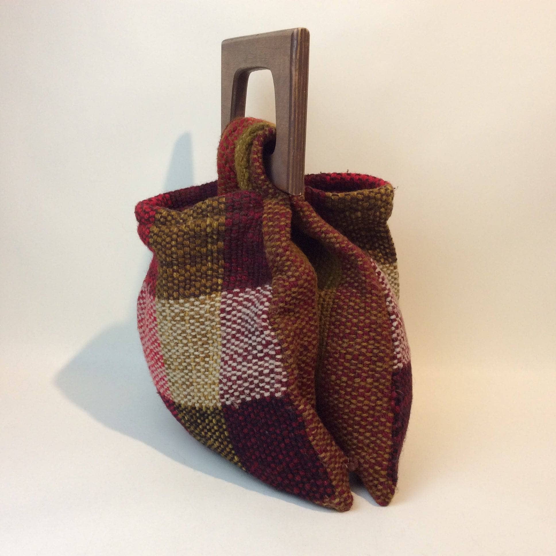 1970s Artisanal Woven Handbag with Wood Handle - Image 5