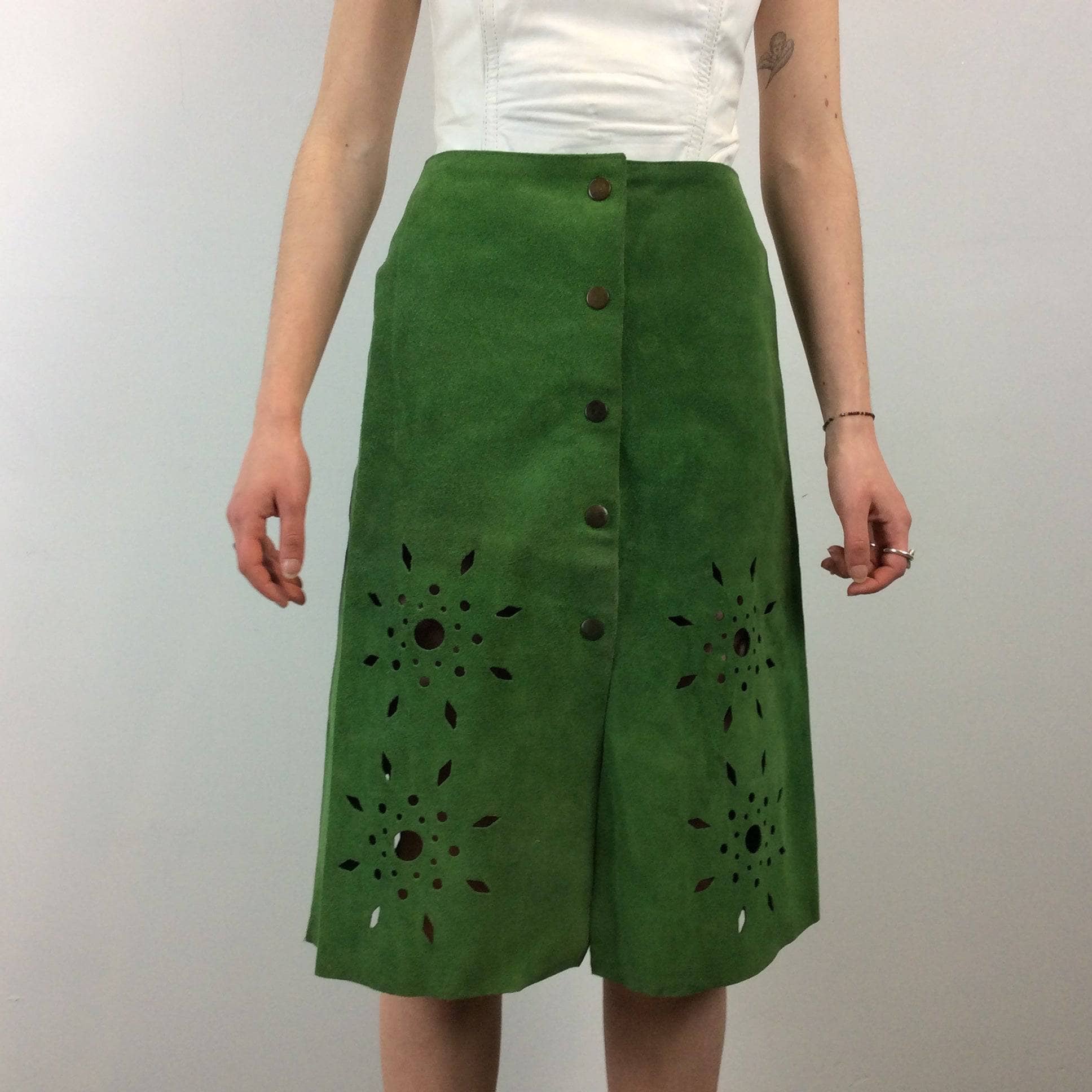 1970s Cut Out Green Suede Skirt Small - Image 6