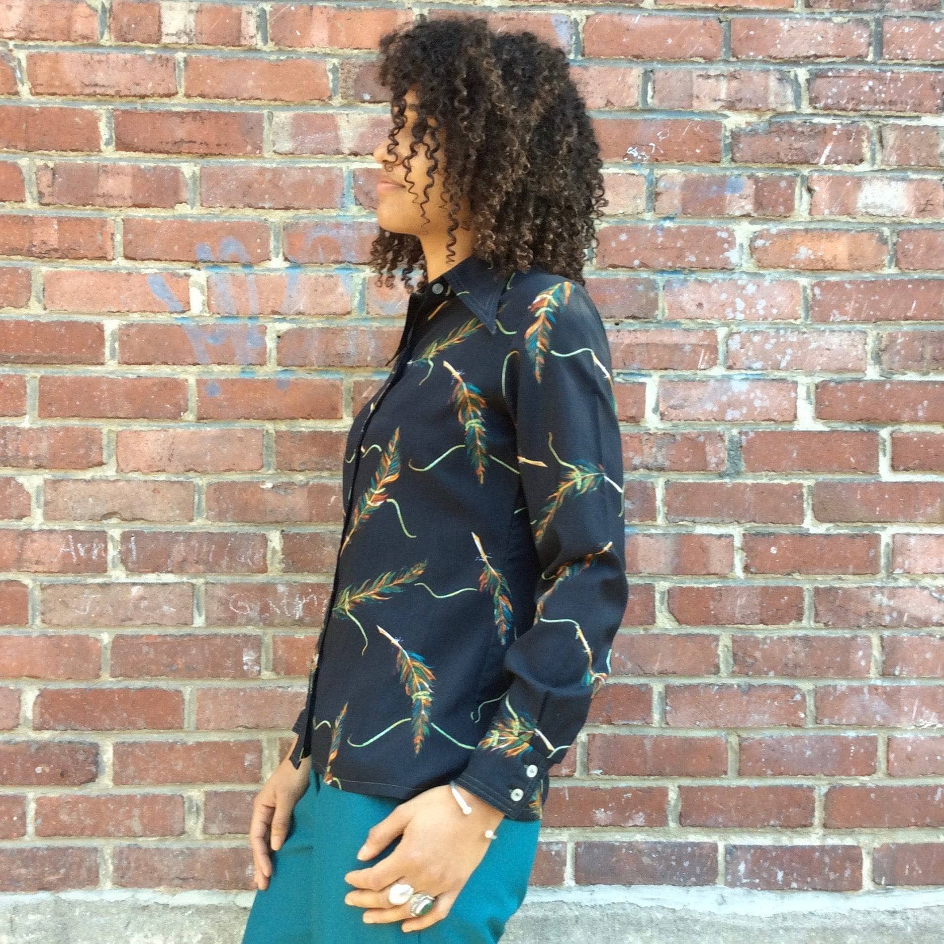 1970s Black Feather Print Fitted Long Sleeve Blouse S/M - Image 2