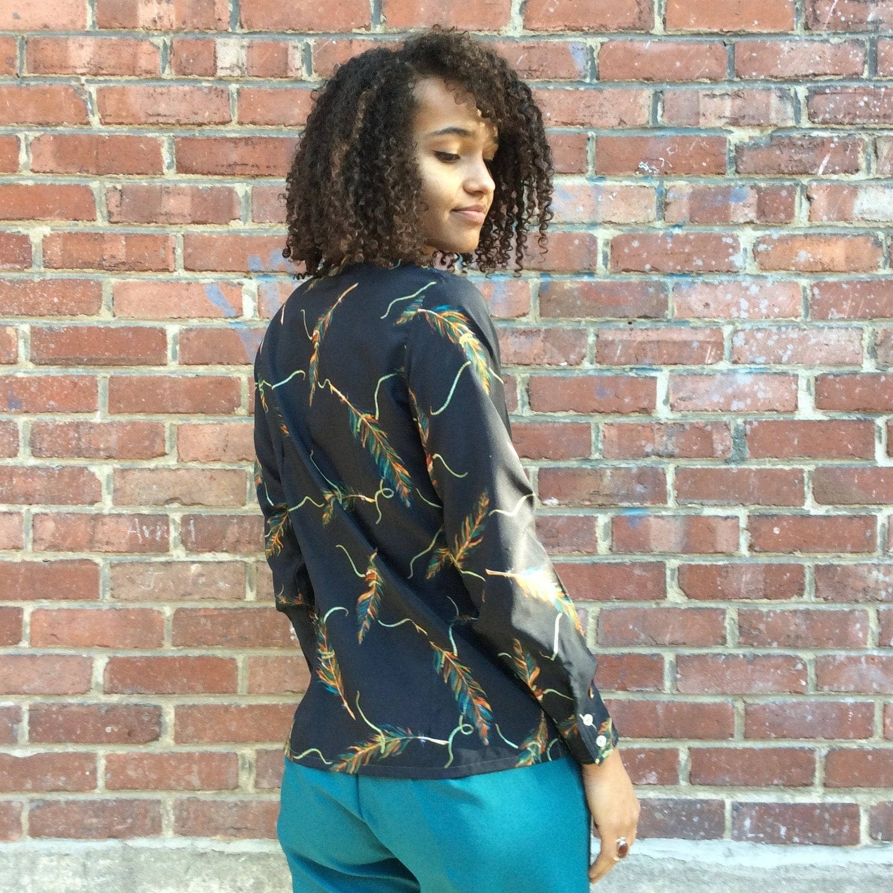 1970s Black Feather Print Fitted Long Sleeve Blouse S/M - Image 3