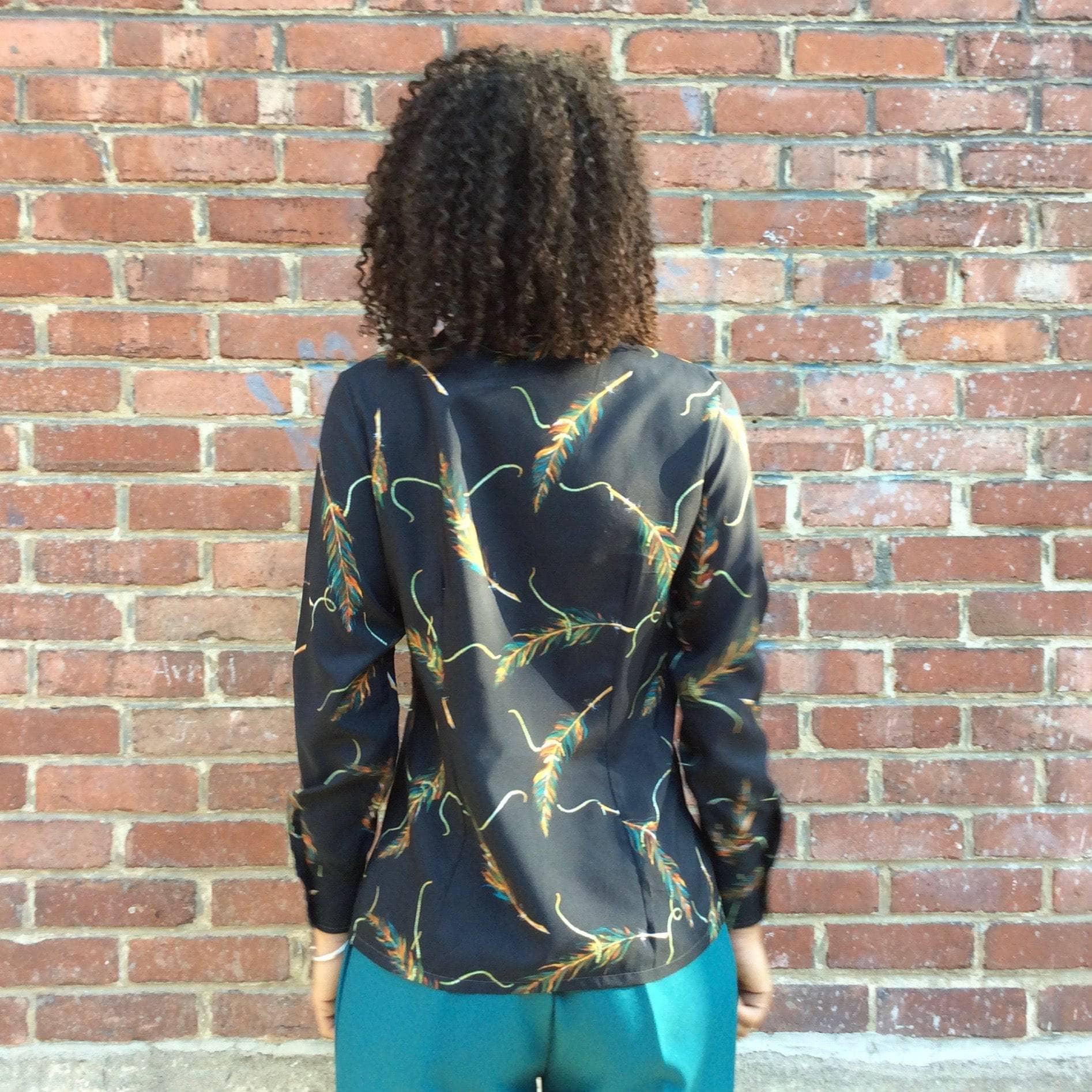 1970s Black Feather Print Fitted Long Sleeve Blouse S/M - Image 4