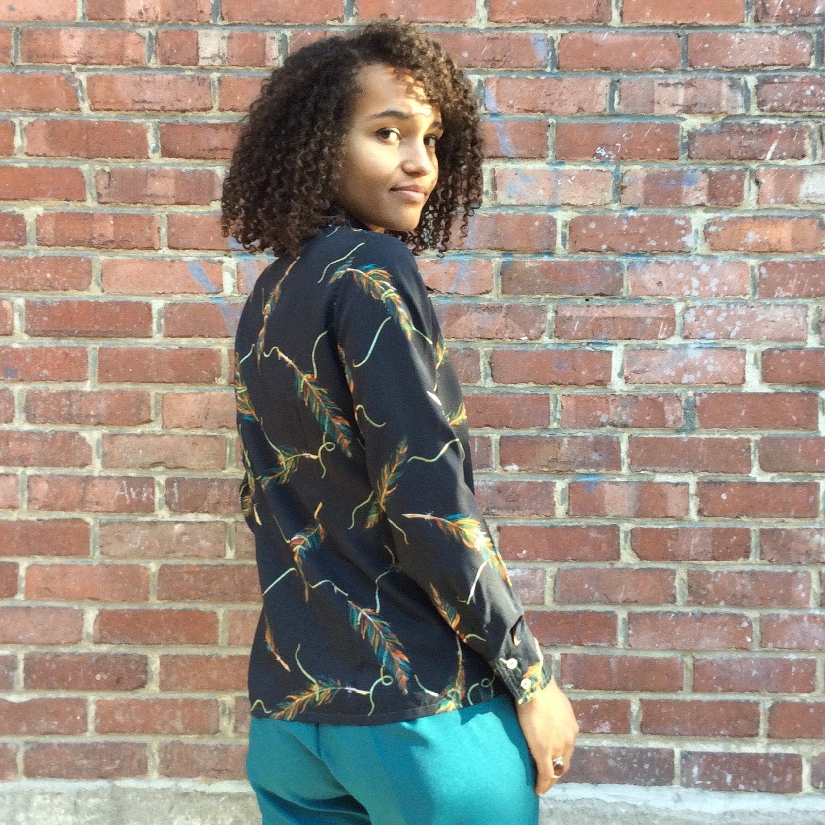 1970s Black Feather Print Fitted Long Sleeve Blouse S/M - Image 5