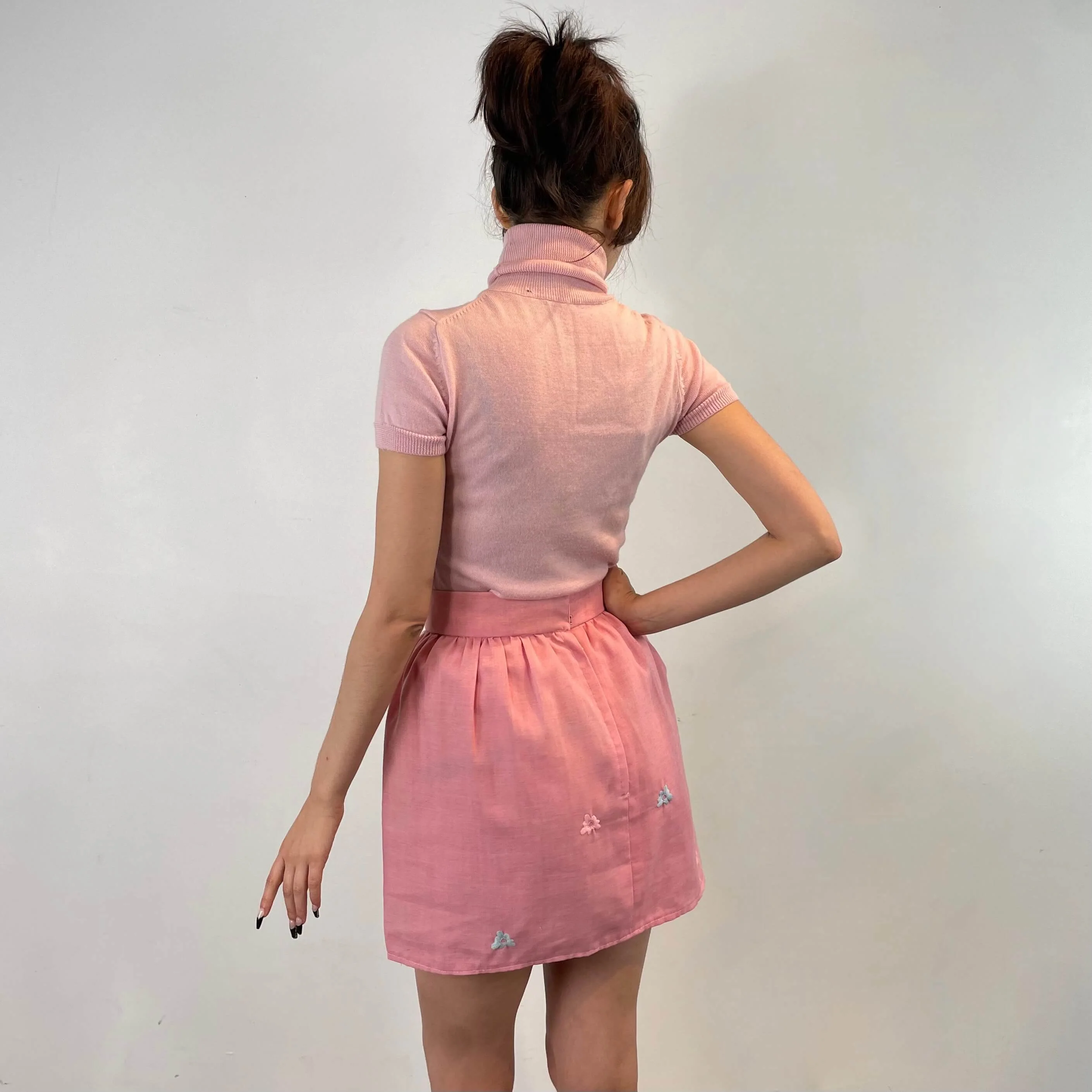 1970s Pink Hand-Embroidered Mini-Skirt Extra-Small - Image 2