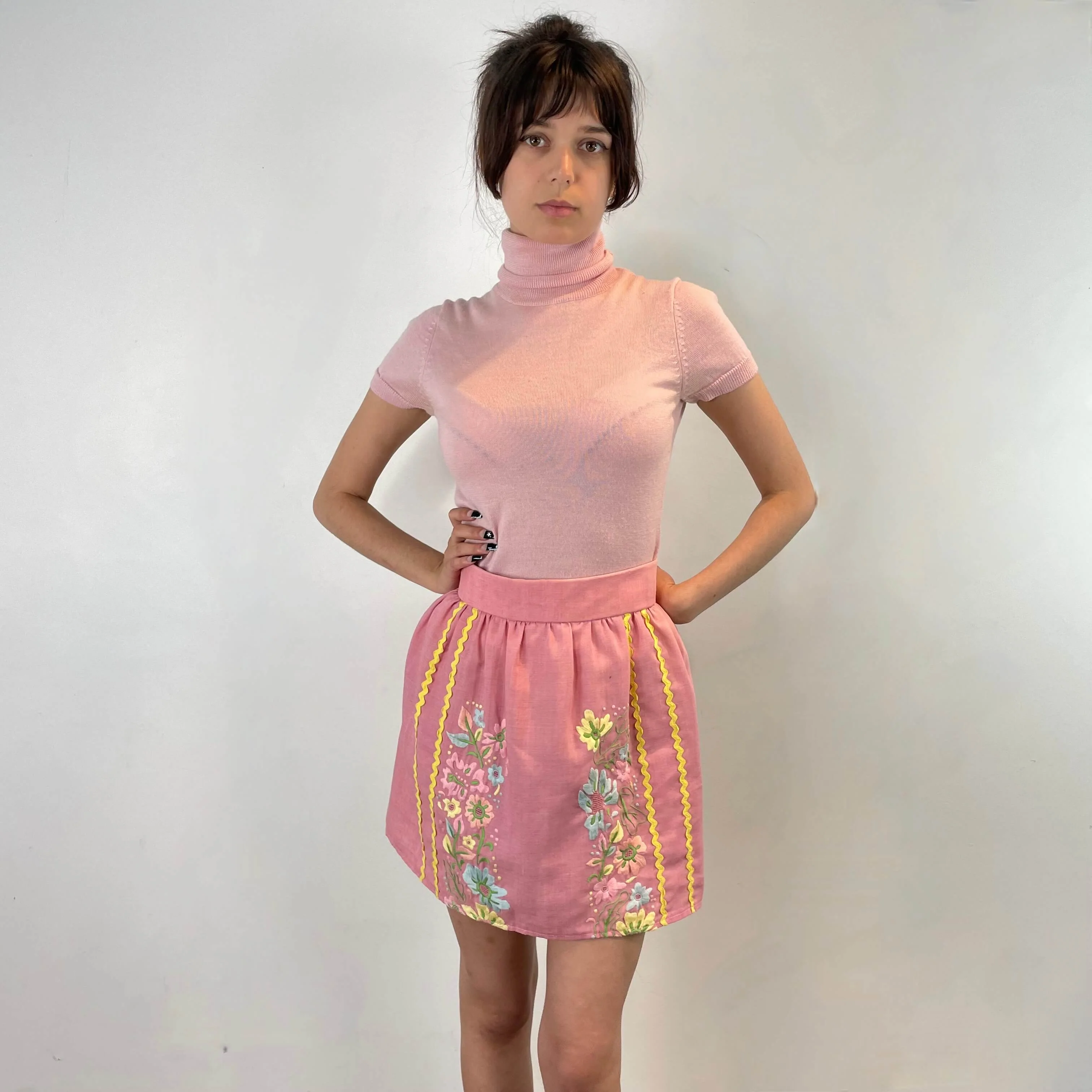 1970s Pink Hand-Embroidered Mini-Skirt Extra-Small - Image 5