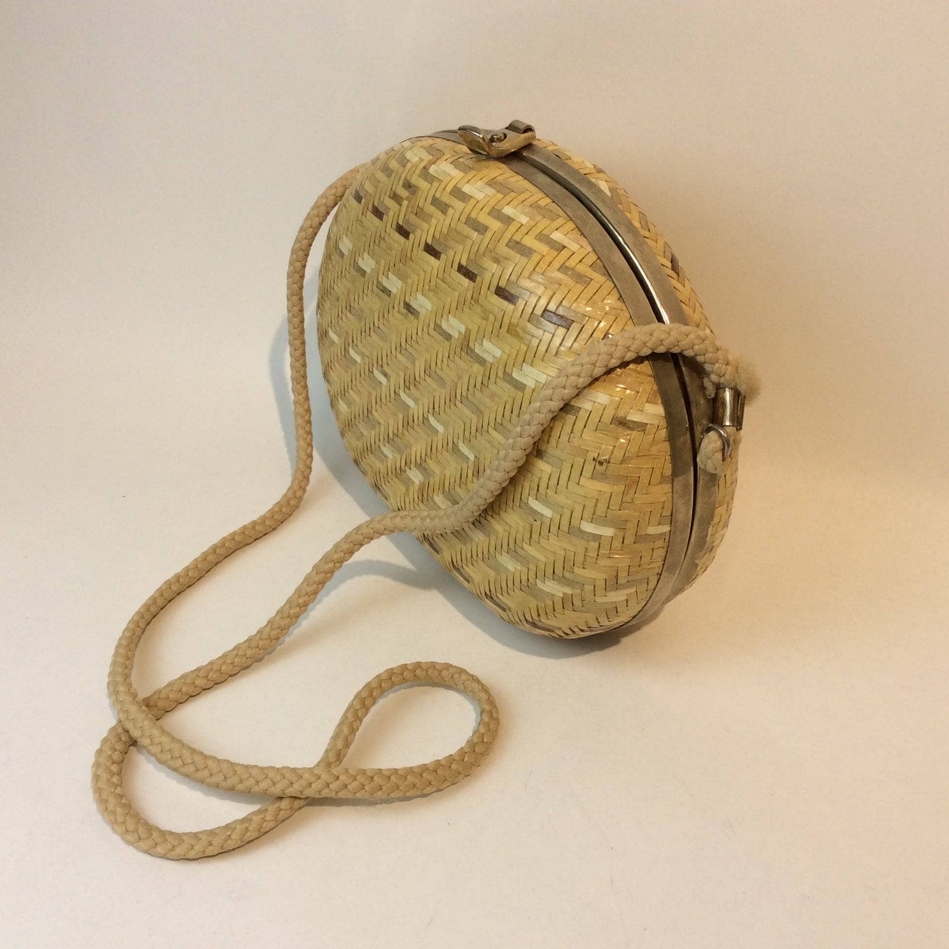 1980s-1990s Oval Shape Hard Shell Woven Straw Shoulder Bag - Image 2