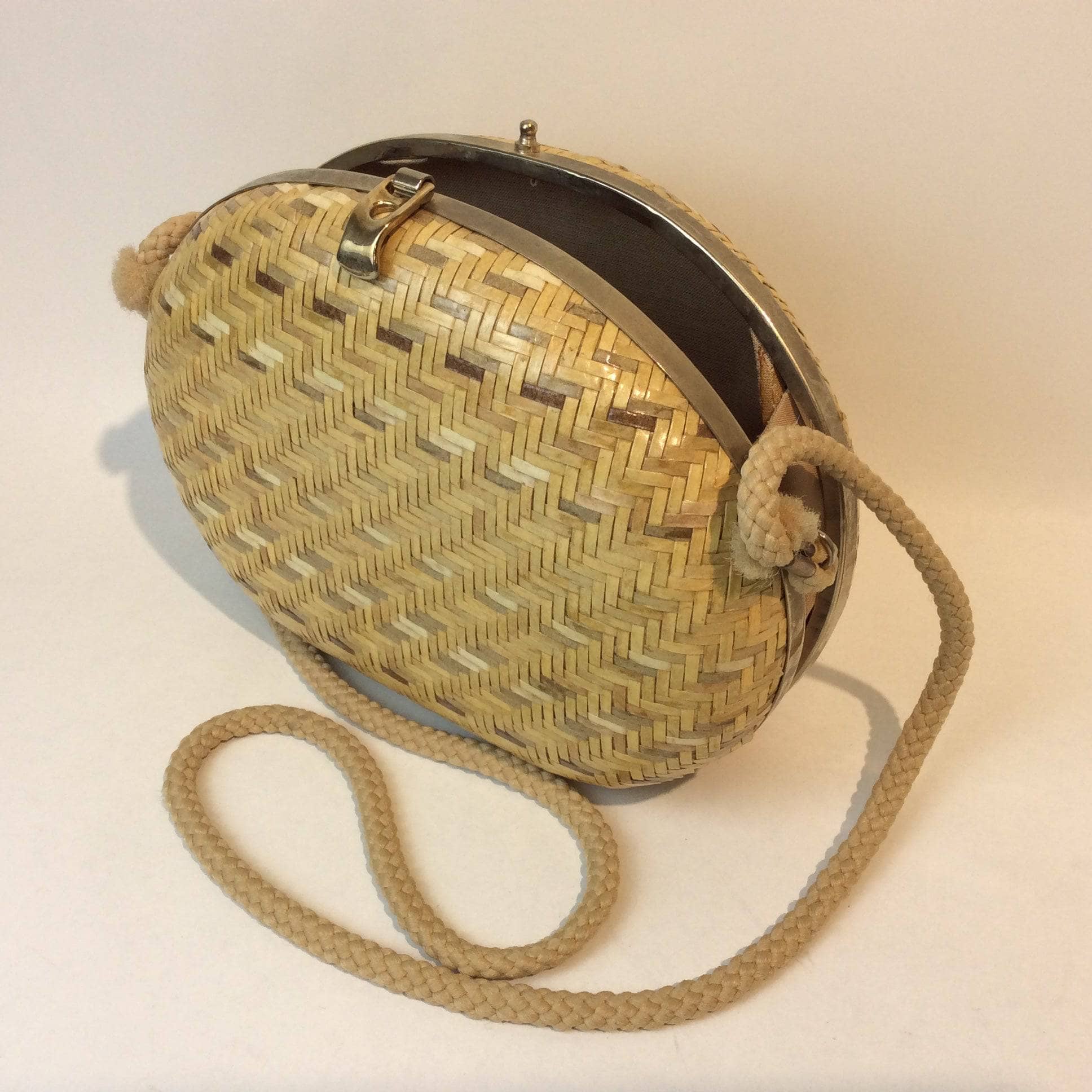 1980s-1990s Oval Shape Hard Shell Woven Straw Shoulder Bag - Image 3