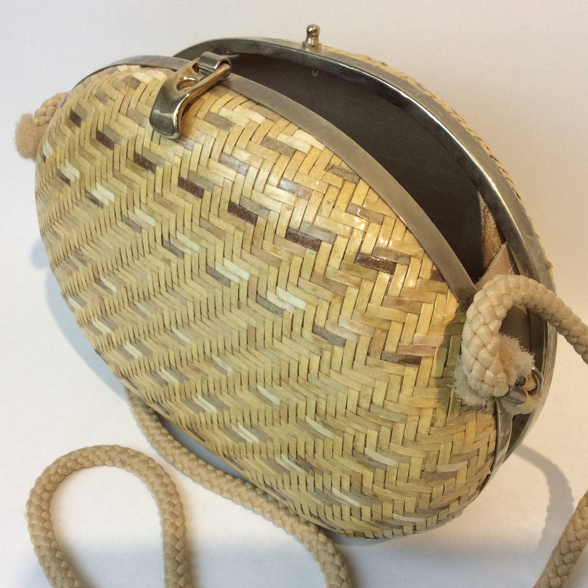 1980s-1990s Oval Shape Hard Shell Woven Straw Shoulder Bag - Image 4