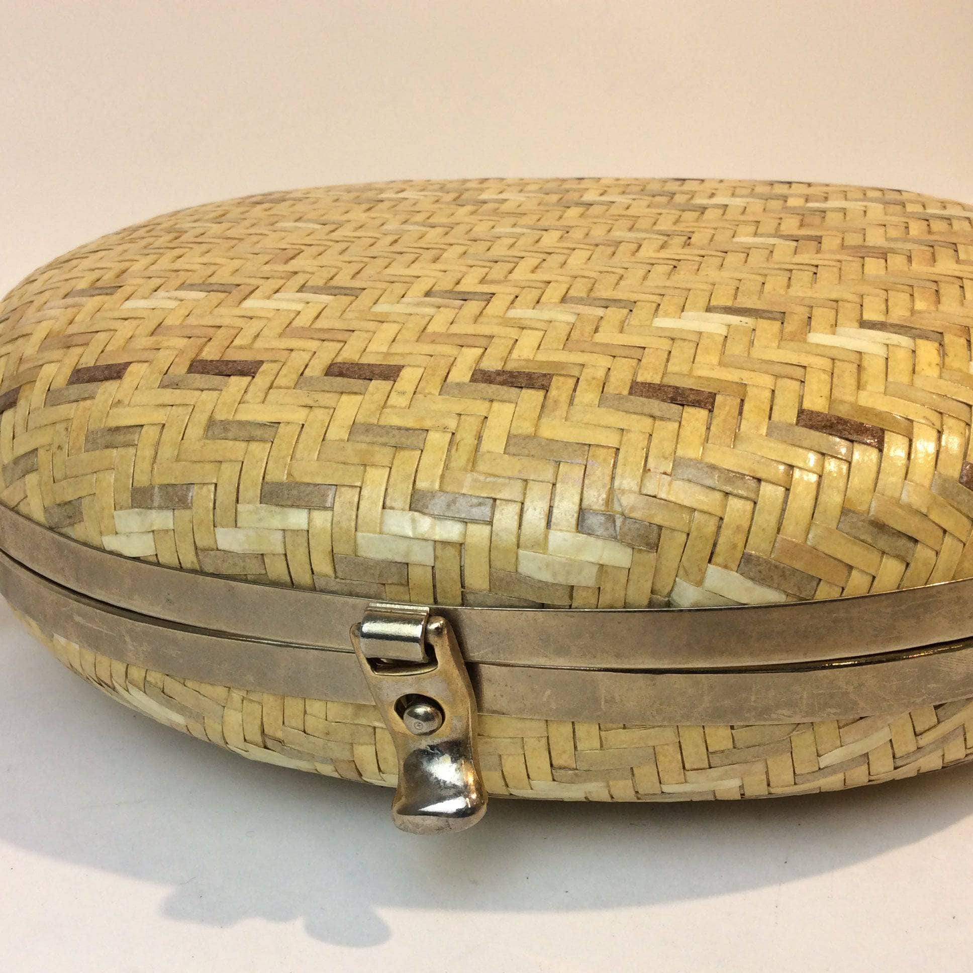 1980s-1990s Oval Shape Hard Shell Woven Straw Shoulder Bag - Image 7