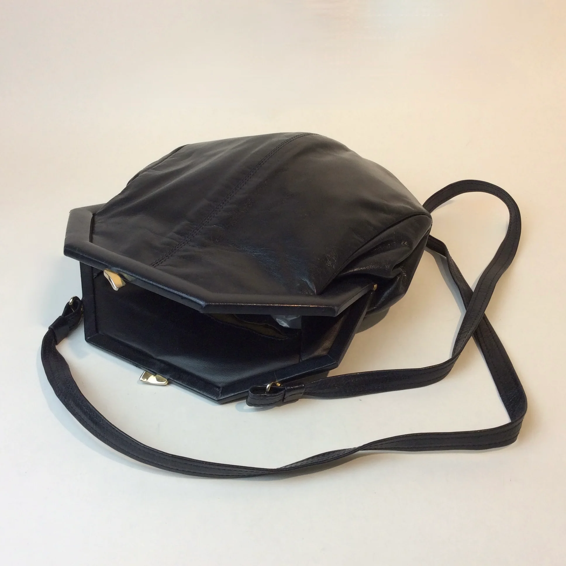 1980s Bruno Magli Octagonal Navy Leather Shoulder Bag - Image 3