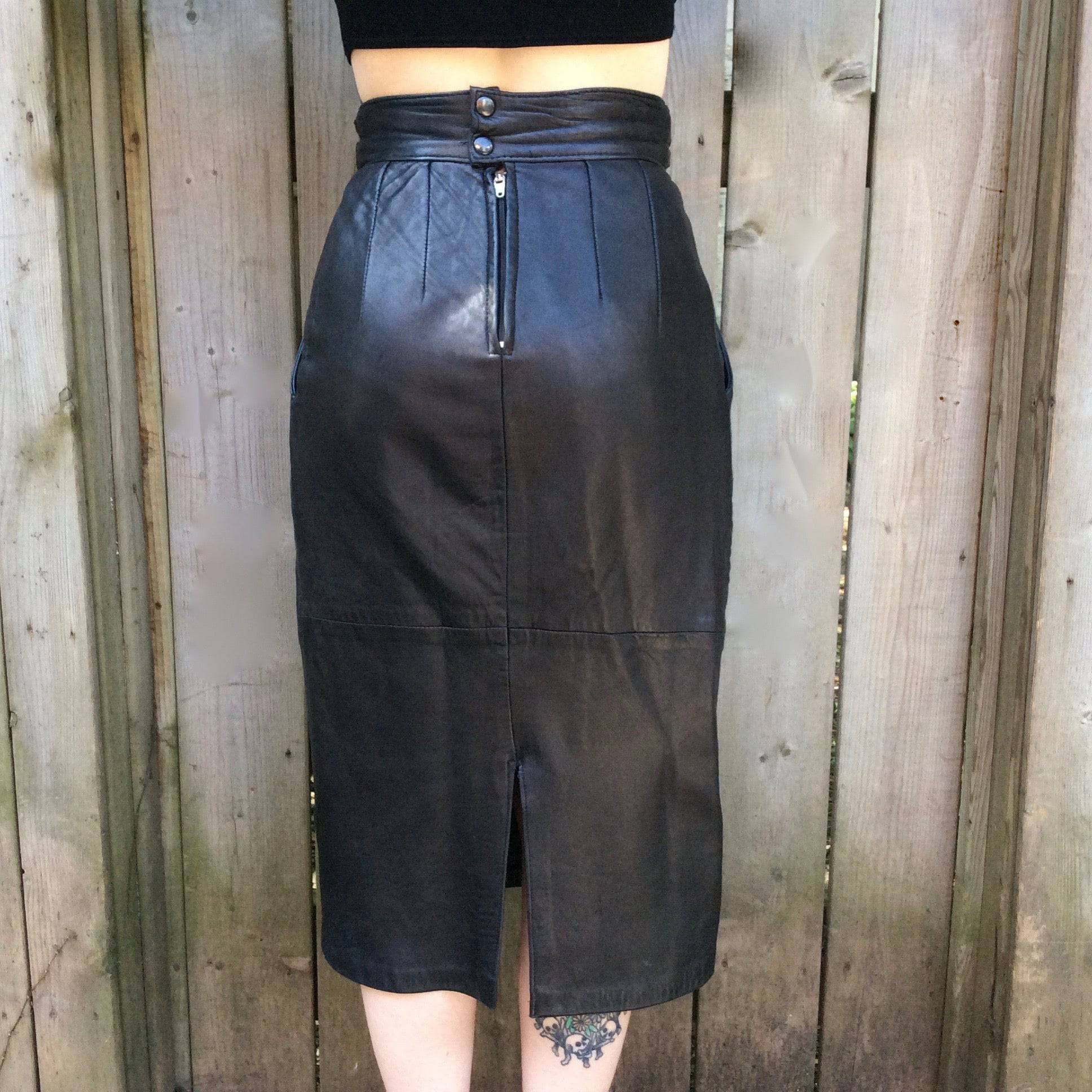 1980s High-Waisted Midi Length Leather Skirt Small - Image 4