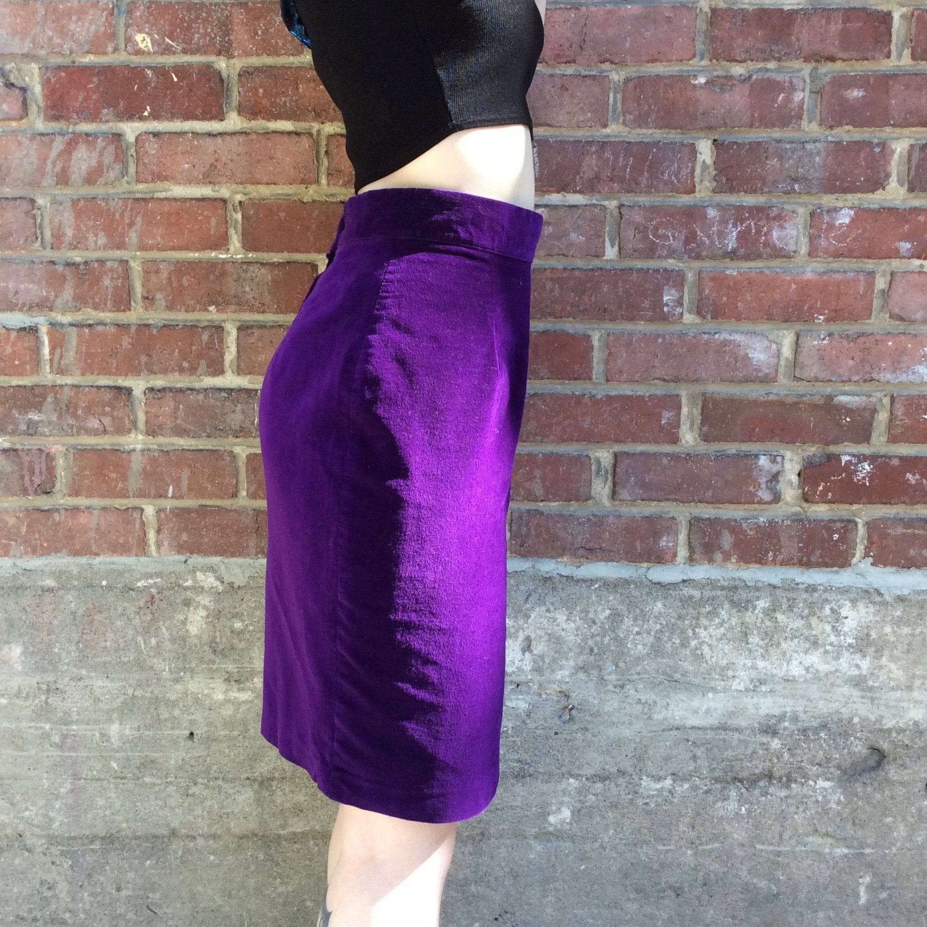 1980s  High-waisted Purple Velvet Fitted Skirt Small - Image 3