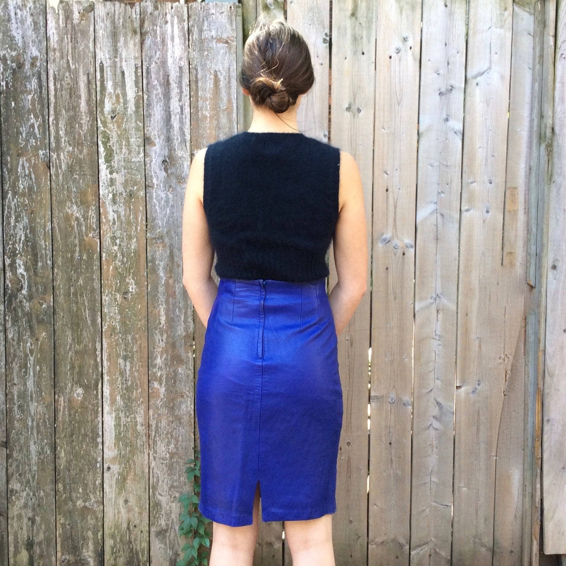 1980's Purple Leather High-Waisted Fitted Skirt Small - Image 2