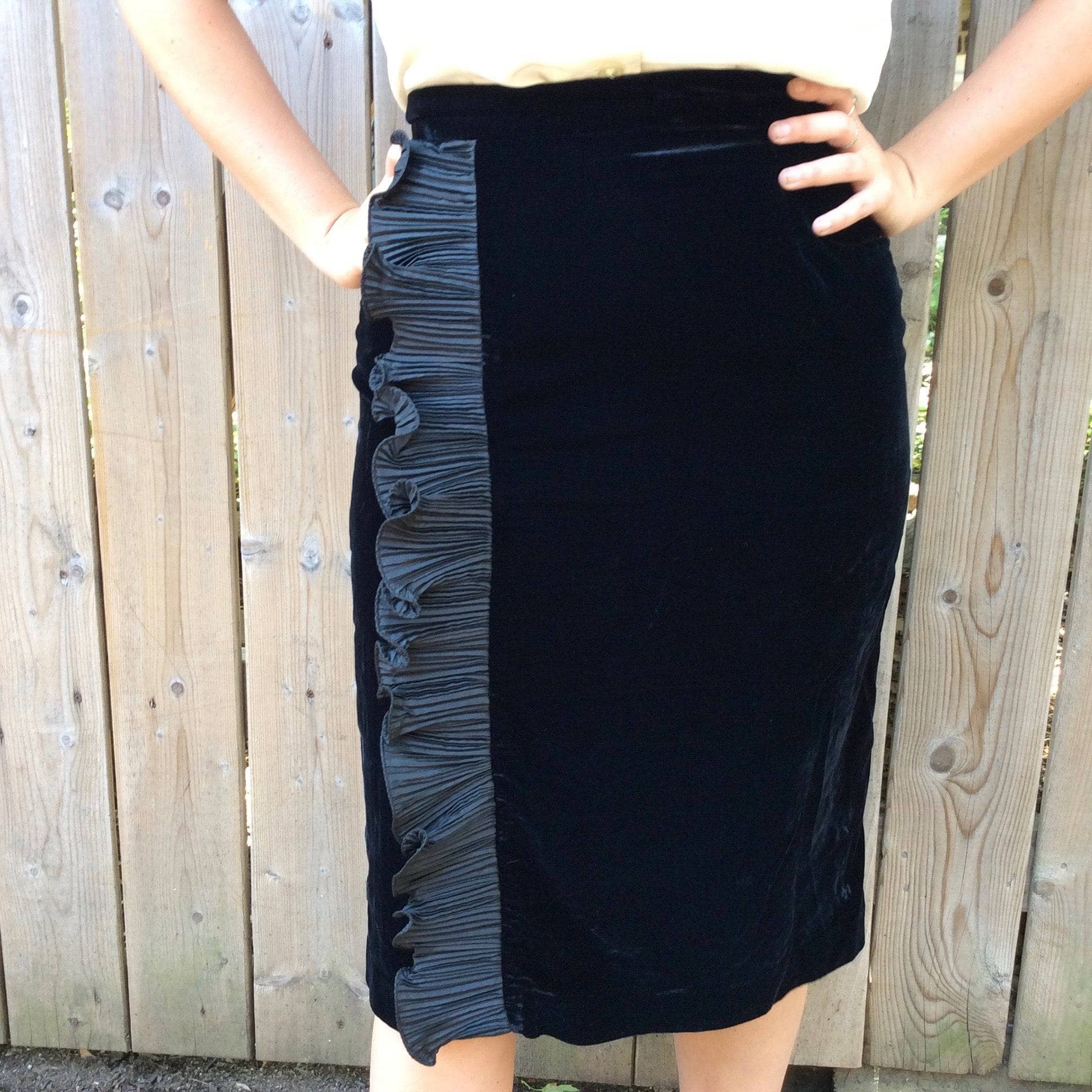 1990s  Black Velvet Skirt with Ruffles S/M - Image 2