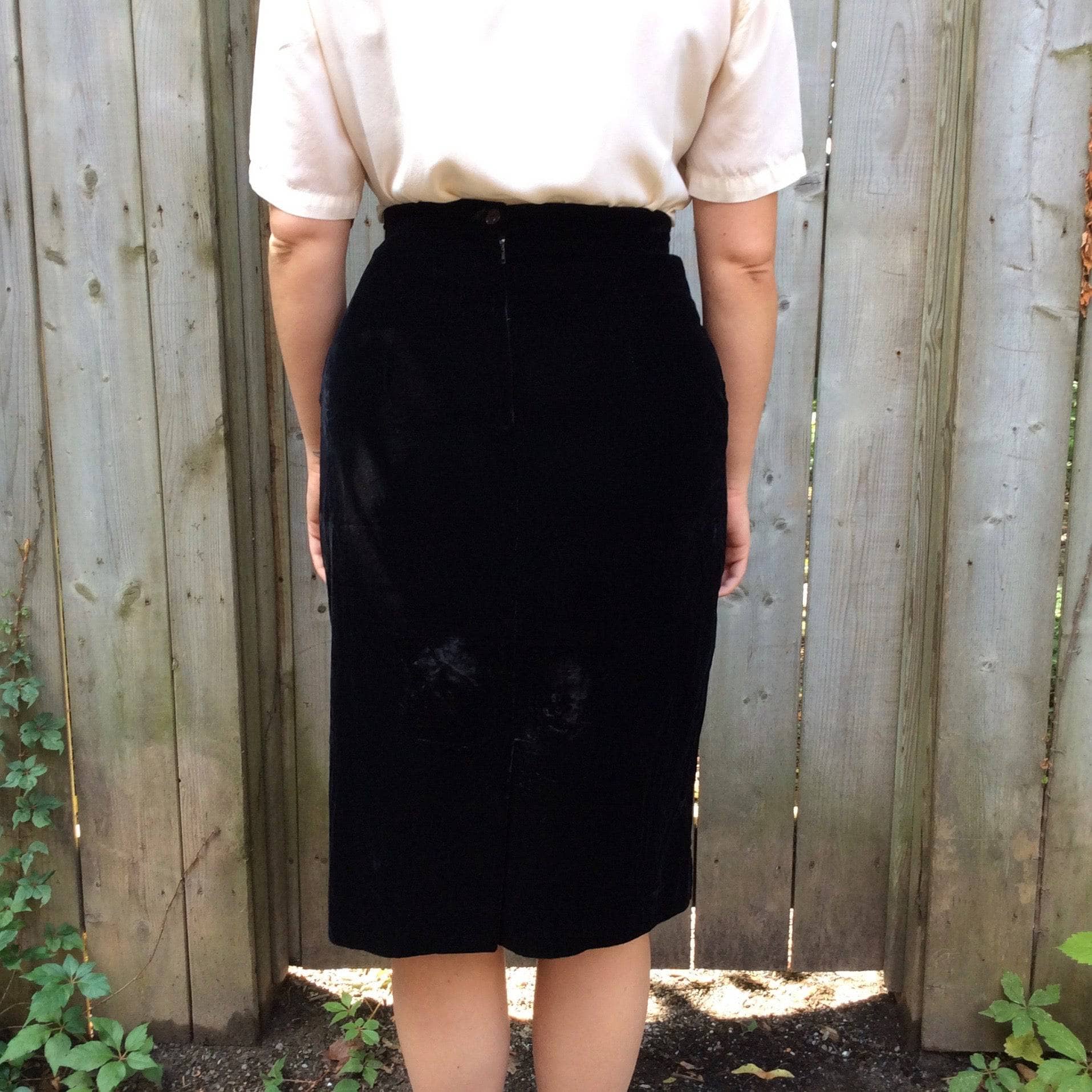 1990s  Black Velvet Skirt with Ruffles S/M - Image 3