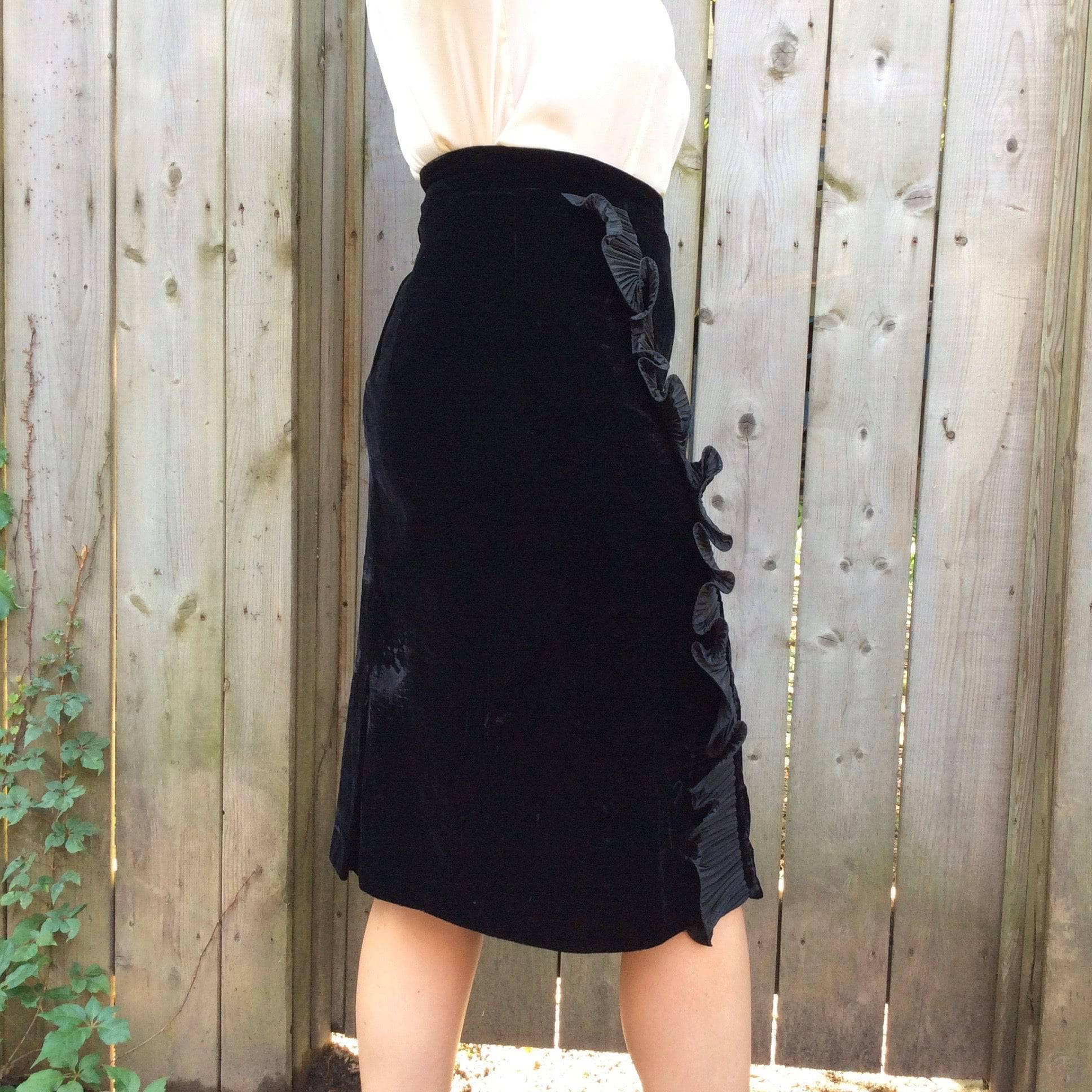 1990s  Black Velvet Skirt with Ruffles S/M - Image 4