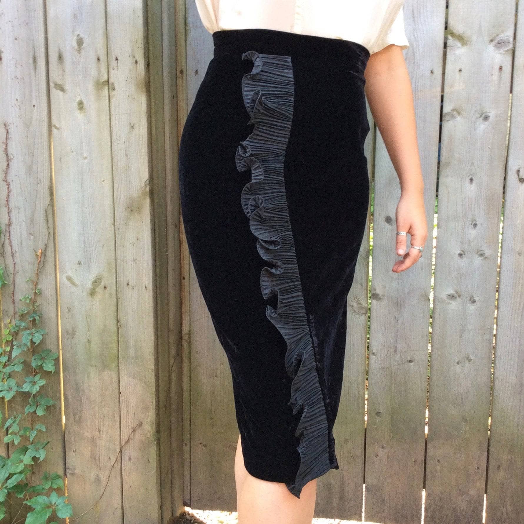 1990s  Black Velvet Skirt with Ruffles S/M - Image 5