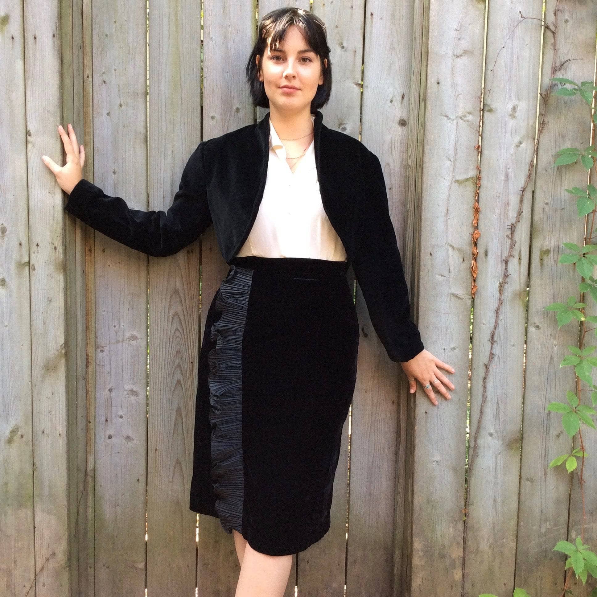 1990s  Black Velvet Skirt with Ruffles S/M - Image 6